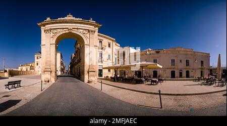 Vista panoramica sulla porta reale di Ferdinandea, simbolo dell'ingresso nella città tardo barocca di noto. Foto Stock