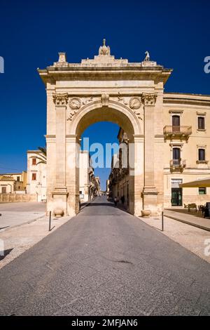 La porta reale di Ferdinandea è il simbolo dell'ingresso nella città tardo barocca di noto. Foto Stock