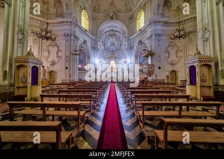 Altare, arredi interni e soffitti dipinti all'interno della Chiesa di nostra Signora del Carmelo, Chiesa Parrocchiale della Madonna del Carmine a noto. Foto Stock