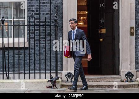 Downing Street, Londra, Regno Unito. 25th gennaio 2023. Il primo ministro britannico, Rishi Sunak, parte dal numero 10 di Downing Street per partecipare alla sessione delle domande del primo ministro (PMQ) nella Camera dei Comuni. Foto di Amanda Rose/Alamy Live News Foto Stock