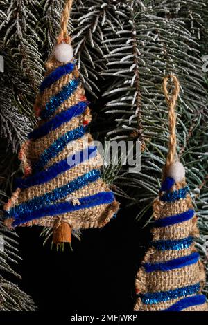 Giocattolo dell'albero di Natale fatto a mano, albero di spina di pesce del giocattolo di Natale, burlap. Foto Stock