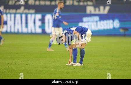 Gelsenkirchen, Germania. 24th Jan, 2023. Primo : 01/24/2023, calcio, campionato 1st, 1st Bundesliga, Stagione 2022/2023, FC Schalke 04 - RB Red Bull Leipzig 1: 6 Maya Yoshida, deluso credito: dpa/Alamy Live News Foto Stock