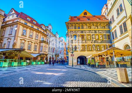 PRAGA, REPUBBLICA CECA - 11 MARZO 2022: Piazza della Città Vecchia (Staromestske namesti) e straordinaria casa medievale Dum U Minuty con affreschi, il 11 marzo a Pra Foto Stock