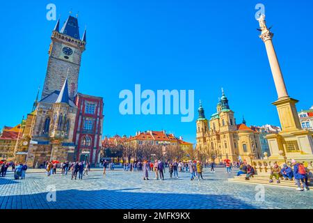 PRAGA, CZECHIA - 11 MARZO 2022: Staromestske namesti (piazza della città vecchia) è la piazza centrale della città e la principale località turistica, il 11 marzo in P Foto Stock