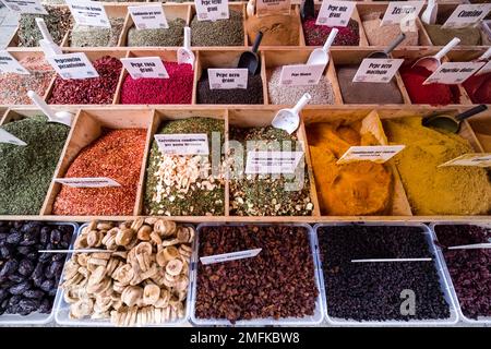 Frutta secca, spezie e tè sono offerti al mercato di strada della città tardo barocca di Siracusa. Foto Stock