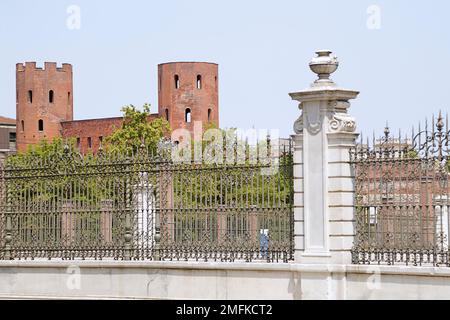 La porta Palatina una porta di epoca romana situata a Torino Foto Stock