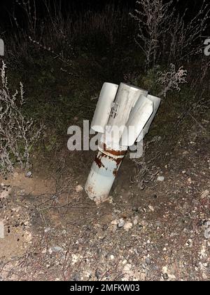 Proiettile russo MLRS Grad nel terreno liberato dal territorio di occupazione dell'Ucraina. Risultato del bombardamento russo. Concetto di guerra, russo m Foto Stock