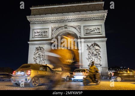 Strada trafficata degli Champs-Elysées fino all'Arco di Trionfo. Foto Stock