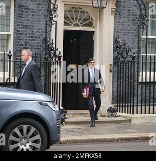 Londra, Regno Unito. 25 gennaio 2023. Il primo Ministro Rishi Sunak lascia il numero 10 per andare in Parlamento per le domande del primo Ministro. Foto Stock