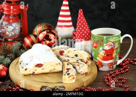 tradizionale stollen con decorazione su sfondo di legno Foto Stock