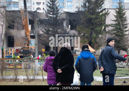 Brovary, Ucraina. 20th Jan, 2023. La gente guarda un asilo bruciato al sito di un incidente di elicottero nella città di Brovary vicino a Kyiv. A seguito di un incidente in elicottero nei pressi di un asilo e di un edificio residenziale nella città di Brovary, sono morte 15 persone, tra cui un bambino. Tra i morti c'era la guida del Ministero degli interni: Il Ministro, il primo vice ministro e il Segretario di Stato. (Foto di Oleksii Chumachenko/SOPA Images/Sipa USA) Credit: Sipa USA/Alamy Live News Foto Stock