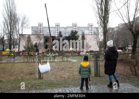 Brovary, Ucraina. 20th Jan, 2023. La gente guarda un asilo bruciato al sito di un incidente di elicottero nella città di Brovary vicino a Kyiv. A seguito di un incidente in elicottero nei pressi di un asilo e di un edificio residenziale nella città di Brovary, sono morte 15 persone, tra cui un bambino. Tra i morti c'era la guida del Ministero degli interni: Il Ministro, il primo vice ministro e il Segretario di Stato. (Foto di Oleksii Chumachenko/SOPA Images/Sipa USA) Credit: Sipa USA/Alamy Live News Foto Stock