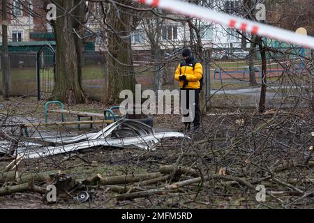 Brovary, Ucraina. 20th Jan, 2023. Un ufficiale di sicurezza indaga su un sito di incidente di elicottero nella città di Brovary vicino a Kyiv. A seguito di un incidente in elicottero nei pressi di un asilo e di un edificio residenziale nella città di Brovary, sono morte 15 persone, tra cui un bambino. Tra i morti c'era la guida del Ministero degli interni: Il Ministro, il primo vice ministro e il Segretario di Stato. (Credit Image: © Oleksii Chumachenko/SOPA Images via ZUMA Press Wire) SOLO PER USO EDITORIALE! Non per USO commerciale! Foto Stock