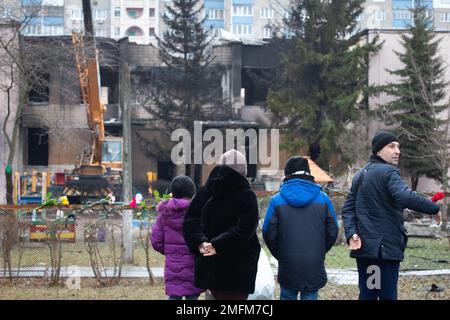 Brovary, Ucraina. 20th Jan, 2023. La gente guarda un asilo bruciato al sito di un incidente di elicottero nella città di Brovary vicino a Kyiv. A seguito di un incidente in elicottero nei pressi di un asilo e di un edificio residenziale nella città di Brovary, sono morte 15 persone, tra cui un bambino. Tra i morti c'era la guida del Ministero degli interni: Il Ministro, il primo vice ministro e il Segretario di Stato. (Credit Image: © Oleksii Chumachenko/SOPA Images via ZUMA Press Wire) SOLO PER USO EDITORIALE! Non per USO commerciale! Foto Stock