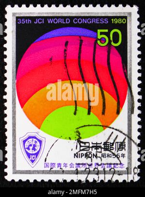 MOSCA, RUSSIA - 25 DICEMBRE 2022: Francobollo stampato in Giappone spettacoli dedicati al 35th° Congresso Mondiale delle Camere di Commercio Junior, circa 1980 Foto Stock