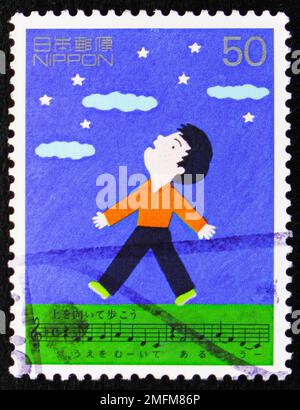 MOSCA, RUSSIA - 25 DICEMBRE 2022: Francobollo stampato in Giappone mostra Sukiyaki, di Rokusuke EI e Hachidai Nakamura (1961), canzoni preferite (9th s. Foto Stock