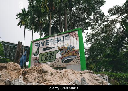 Perak, Malesia - 12 agosto 2022 Riverbug segnaletica, la giungla resort a Gopeng. Foto Stock