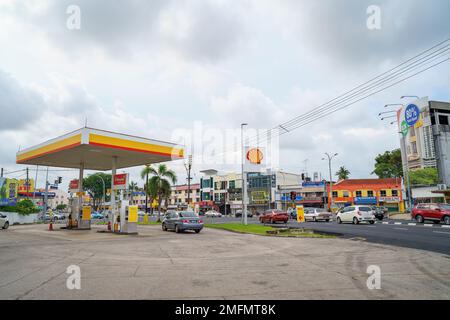 Melaka, Malesia - 25 agosto 2022 Stazione di pompa di benzina Shell in una città trafficata. Foto Stock