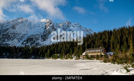 Poprad lago in una chiara giornata invernale Foto Stock