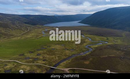 Vista aerea del fiume Muick e della pineta sulla Balmoral Estate nel Parco Nazionale di Cairngorms nelle Highlands scozzesi, Foto Stock