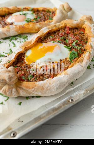 Pide turco con macinato di manzo, ripieno di verdure e uova Foto Stock