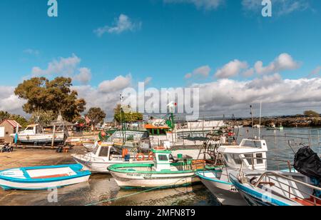 Piccole barche da pesca nel porto di Fuseta Algarve Foto Stock