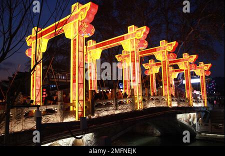 NANJING, CINA - 24 GENNAIO 2023 - i turisti si recano sulla barca dipinta per ammirare il paesaggio del Tempio di Confucio lungo il fiume Qinhuai a Nanjing, EA Foto Stock