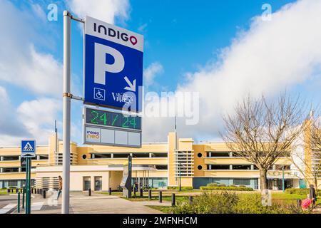 Parcheggio Garage al Disney Village, un complesso di negozi, ristoranti e divertimenti a Disneyland Parigi. Foto Stock