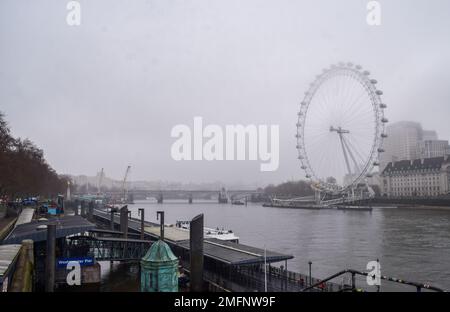 Londra, Regno Unito. 25th gennaio 2023. Una vista del London Eye e del Tamigi mentre la nebbia gelida copre la capitale. Credit: Vuk Valcic/Alamy Live News Foto Stock