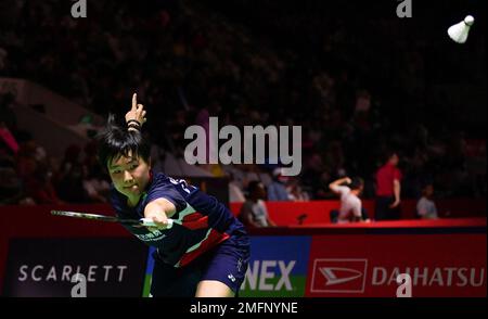 Giacarta, Indonesia. 25th Jan, 2023. Bingjiao, della Cina, ha fatto ritorno durante la partita femminile del primo turno contro Okuhara Nozomi, giapponese, all'Indonesia Masters 2023 di Giacarta, Indonesia, 25 gennaio 2023. Credit: Xu Qin/Xinhua/Alamy Live News Foto Stock