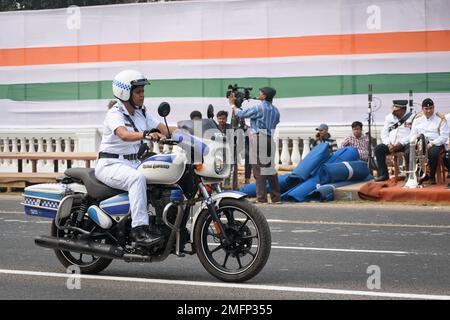 Kolkata Police Lady Officers in moto si preparano a partecipare alla prossima sfilata della Giornata della Repubblica Indiana a Indira Gandhi Sarani, Kolkata, West Foto Stock