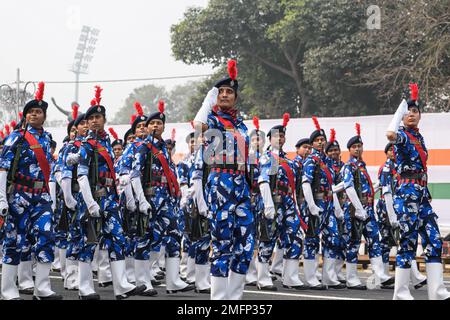 Ufficiali della polizia della Signora Indiana che si preparano per partecipare alla prossima parata della Giornata della Repubblica Indiana all'Indira Gandhi Sarani, Kolkata, Bengala Occidentale, India Foto Stock