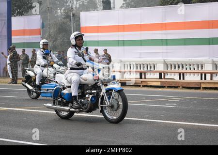 Kolkata Police Lady Officers in moto si preparano a partecipare alla prossima sfilata della Giornata della Repubblica Indiana a Indira Gandhi Sarani, Kolkata, West Foto Stock