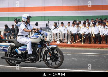 Kolkata Police Lady Officers in moto si preparano a partecipare alla prossima sfilata della Giornata della Repubblica Indiana a Indira Gandhi Sarani, Kolkata, West Foto Stock