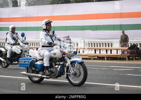 Kolkata Police Lady Officers in moto si preparano a partecipare alla prossima sfilata della Giornata della Repubblica Indiana a Indira Gandhi Sarani, Kolkata, West Foto Stock