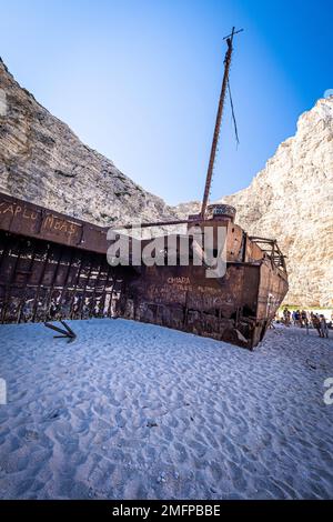 Fantastica vista del vecchio relitto arrugginito sulla spiaggia di Navagio (Smugglers Cove) sull'isola di Zante in Grecia, circondata da alte scogliere Foto Stock