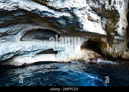 Vista ravvicinata dell'interno di una grotta di mare piena di acque tropicali blu e turchesi, vicino a Porto Vromi, Zante, Grecia Foto Stock