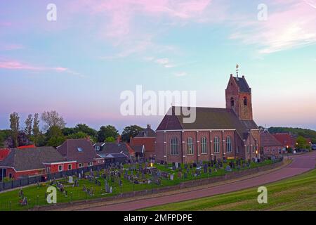 Il villaggio tradizionale Wierum al Mare di Wadden al tramonto in Frisia, Paesi Bassi Foto Stock