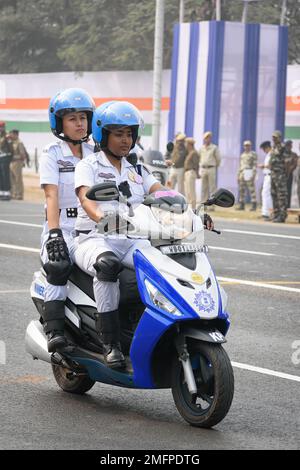Kolkata Police Lady Officers con sooty si preparano a partecipare alla prossima sfilata della Giornata della Repubblica Indiana a Indira Gandhi Sarani, Kolkata, West Be Foto Stock