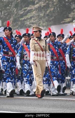 Ufficiali della polizia della Signora Indiana che si preparano per partecipare alla prossima parata della Giornata della Repubblica Indiana all'Indira Gandhi Sarani, Kolkata, Bengala Occidentale, India Foto Stock