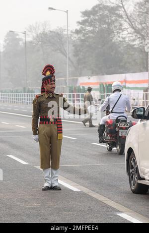 Kolkata Armed Police Officer si prepara a partecipare alla prossima parata della Giornata della Repubblica Indiana all'Indira Gandhi Sarani, Kolkata, Bengala Occidentale, India Foto Stock