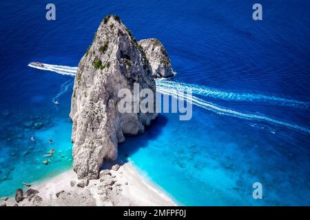 Una grande gita in barca passando dalla spiaggia di Myzithres, un promontorio appartato, uno dei punti piu' panoramici sull'isola di Zante, Grecia Foto Stock