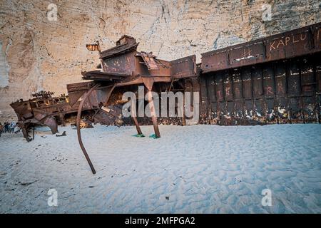 Fantastica vista del vecchio relitto arrugginito sulla spiaggia di Navagio (Smugglers Cove) sull'isola di Zante in Grecia, circondata da alte scogliere Foto Stock