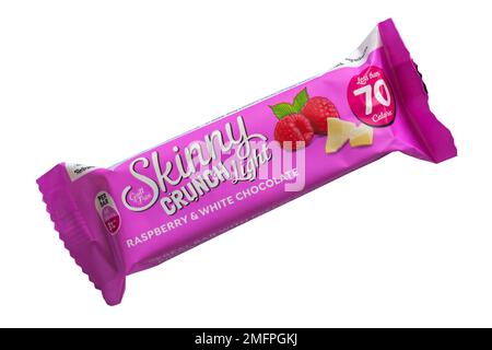 Snack bar Skinny Crunch Light Raspberry & White Chocolate barra di cereali alta fibra meno di 70 calorie isolato su sfondo bianco Foto Stock