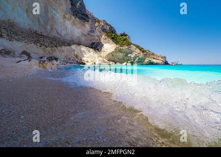 Vista panoramica delle acque cristalline turchesi del Mar Mediterraneo che incontrano sabbia bianca e fine alla Spiaggia Bianca di Zante, isola di Zante, Grecia Foto Stock