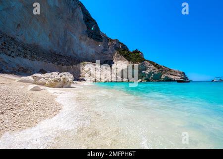Vista panoramica delle acque cristalline turchesi del Mar Mediterraneo che incontrano sabbia bianca e fine alla Spiaggia Bianca di Zante, isola di Zante, Grecia Foto Stock