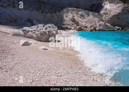 Vista panoramica delle acque cristalline turchesi del Mar Mediterraneo che incontrano sabbia bianca e fine alla Spiaggia Bianca di Zante, isola di Zante, Grecia Foto Stock