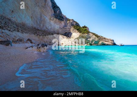 Vista panoramica delle acque cristalline turchesi del Mar Mediterraneo che incontrano sabbia bianca e fine alla Spiaggia Bianca di Zante, isola di Zante, Grecia Foto Stock