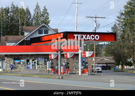 Sultan, WA, USA - 16 gennaio 2023; stazione di servizio Texaco con pompe self-service e piazzale vuoto Foto Stock