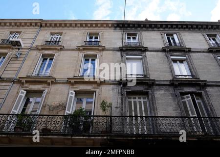 pulizia delle facciate degli edifici prima e dopo la pulizia della facciata della casa a muro Foto Stock